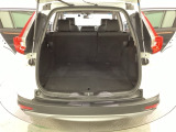 ラゲッジも広く使いやすいトランクは、開口部も広く荷物の積み下ろしもしやすいお車となっております。リアシートの背もたれは6:4の割合で分割して可倒できるので、長いお荷物などを載せることもできます。