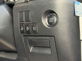 エンジンスタートボタンと周辺スイッチの写真です!運転席から手を伸ばす位置にまとまっていますね。普段使う部分の配置も、車選びでは気になるポイントです。室内全体の写真とあわせてご覧いただけます!