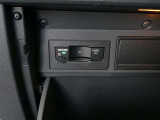 グローブボックス内に綺麗に収納されているETCユニットは美観を損なうことなく邪魔にならないよう取り付けられています。