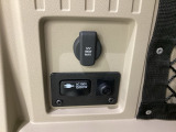 100V AC電源(1500W)を装備しています。車内やアウトドアでの家電機器使用も可能な100V1500W電源を搭載。緊急時の電源としても活躍が期待できます。