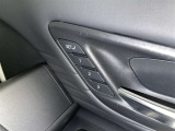 シートメモリー機能装備付きです。シートの位置をそれぞれ記憶しておく事ができるので、ご家族や、複数の方で車を乗られるオーナー様には、便利な機能です。
