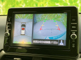 後方映像に加え、車両周辺を上から確認する画面も表示されています。駐車時に周囲との位置関係を把握する助けとなり、目視で安全を確かめながら操作したい場面に便利です。