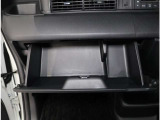 車検証ケースも入る丁度いいサイズのグローブボックスです。他にも普段入れておきたいものを入れておけます。