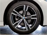 【BMWアロイホイル】軽量かつ強度に拘ったアロイホイル。走行性能ポテンシャルを引き出す設計。車の足元を引き締めてくれる大きなポイントはアロイホイルです。