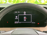 速度やシフト位置、航続距離などの情報がまとまって表示され、運転に必要な状況をひと目で把握しやすいメーターです。表示内容が見渡しやすく、日々の運転を確認面から支えます。