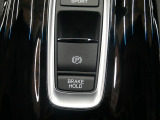 【電子制御パーキングブレーキ】スイッチ操作でパーキングブレーキをオン/オフ。発進時、運転席のシートベルトが着用されている時アクセルを踏めば自動的に解除されます。