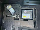 お客様に気持ち良く乗っていただけるよう、工具を使わず取り外せる部品は全て取り外し清掃しております。シート可動の場合は、シートを動かし裏側まで清掃を行っております。