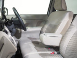 運転席にはアームレストが備わっています。