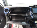 【グローブボックス】グローブボックス付きでお荷物の収納・取り出しも簡単