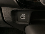 エアコン操作パネルの下に、スマートフォンなどの充電可能なUSB端子と、音源などの外部入力の可能なUSB端子がついています。移動中に充電もできるので便利です。
