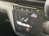 【オートエアコン】一度お好みの温度に設定すれば、車内の温度を検知し風量や温度を自動で調整。暑い&hellip;寒い&hellip;と何度もスイッチ操作をする必要はありません。快適な車内空間には必須の機能ですね♪