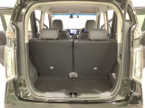 開口部も広く荷物の積み下ろしもしやすいお車となっております。シートを前方にスライドさせれば、さらに荷室を広げられます。また、床下にも収納スペースがあります。