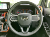 手元にスイッチ類がまとまり、運転姿勢を保ちながら必要な操作を行いやすいレイアウトです。メーターやナビも視界に入り、運転中の確認をスムーズにサポートします。