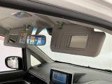 【サンバイザー】車内で身だしなみを整えるためのバニティミラーがセット。お化粧直しや髪型のチェックに活用できます。