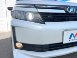 【LEDヘッドライト】悪天候や夜間走行時も良好な視界を確保し安心して運転できる高輝度LEDヘッドライトを装備!点灯速度が早く、消費電力も抑えられています。