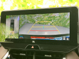 車両周辺の映像とガイド線を画面で確認でき、駐車時の周囲の把握に役立ちます。後方の位置関係を見ながら操作できるため、車庫入れや狭い場所での駐車をサポートしてくれます。