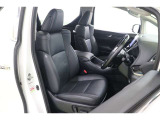 運転席には登録しておいたシートポジションを記憶し、再現できるメモリーを装備。助手席には運転席や後席から助手席のスライド・リクライニングが操作できる肩口パワーシートスイッチを装備しています。