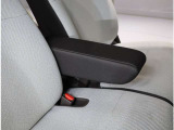 アームレスト付きのフロントシート!運転中の疲れを軽減してくれます。