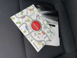メンテナンスノート、取扱説明書ですね。 車の情報が凝縮されています。 車の整備記録が記載されている大事な物ですよ。