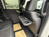 シートバックテーブルも標準装備でございます。車内での軽食などにも大変便利です。