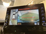 【パノラミックビューモニター】映像で、見づらい車両周辺の確認をアシスト。クルマを真上から見ているような映像を表示。 運転席から確認しにくい車両周囲の状況を把握。