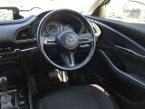 ドライバーが心に余裕をもって運転に集中できること、助手席や後席からもすっきりと前を見通せる空間の起点となり、全員が安心してドライブを楽しめることをモットーにシンプルなレイアウトとなっています。