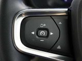 ハンドル左のスイッチはアダプティブクルーズコントロール用のスイッチ。渋滞時でも使える全車速対応なので、疲労低減に大変役立ちます