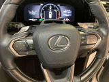 オーディオや運転支援機能などを手元で操作できるステアリングスイッチ。操作時の視線移動が少なく、安全にも貢献します。