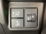 ハンドルの右側にはヘットライトリベライザーとHondaセンシング用のメインスイッチがついています。ヘッドライトリベライザーは道路状況や積荷の加重に応じてライトの高さを調節できます。