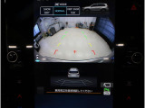 後方映像を11.6インチディスプレイに表示し、ステアリング連動ガイドラインが駐車をサポート。さらに後退時はリヤ4センサーが障害物を検知し、必要に応じてブレーキが作動します。