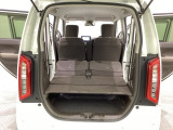 リアシートの背もたれを倒してさらに広々としたトランクスペースになります。段差も少なく荷物の出し入れもしやすくなっています。