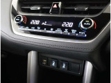 左右独立温度コントロールフルオートエアコンです。運転席、助手席それぞれで独立して温度設定ができます。冷え性の方が乗っても安心ですね♪