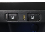 運転席と助手席には寒い日の肩や腰、冷えやすい下肢を温めてくれるシートヒーターが付いております!