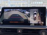 後方の映像と車両周辺の表示を画面で確認でき、駐車時の周囲確認をサポートします。目安となるガイド表示も備わり、バックでの駐車や狭い場所での取り回しに役立つ装備です。