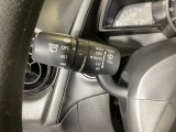 レバーをAUTOの位置にしているとき、レインセンサーが雨を感知すると、雨量に応じてワイパーが自動で作動してくれるオートワイパーを装備!設定変更で非作動にすると、間欠作動に固定されます。