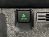ECONモードをONにするとアクセルペダルの動きに対するエンジンの反応とエアコンの制御を切り換えることで、燃費のいい運転をするドライバーがペダルを踏んだ時と同じようにエンジンを制御します。