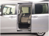 スライドドアの良いところは、乗り降りしやすく、隣の車両にドアをぶつける心配がないことですよね。片側電動スライドドアですから、運転席から開け閉めが操作できますよ。