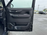 運転席ドアの内張です!使用感が少なくきれいな状態です!ドリンクホルダーや収納も備わっています!