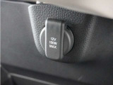 ◆12V電源ソケット・USB接続端子◆スマホやiPodなどを接続して、いつもの音楽を車内でもお楽しみいただけます♪