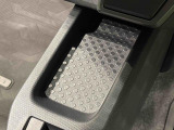 スマートフォンなどがスッキリ置けるセンターコンソールトレイです
