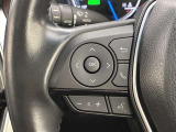 運転中、オーディオの操作をしてて、ハッとしたことはありませんか?ステアリングスイッチは、運転中でもハンドルでオーディオの操作が可能です。安全なドライブをサポートします。