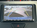 後方の映像を画面で確認でき、駐車時や車庫入れの際に周囲の状況を把握するのに便利です。ガイド線も表示されるため、車両後方を確かめながら落ち着いて駐車操作を行えます。
