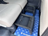 後部座席の足元にも収納スペースがございます!BOXを広げると、荷物が転がる心配もございません!