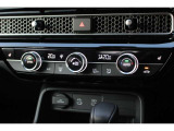 フルオートエアコンを装備。車内の温度設定だけでなくPM2.5にも対応した高性能集塵フィルターも装備しており車内はいつも快適空間♪