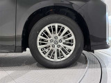 タイヤサイズは(225/60R17)で純正アルミホイールです