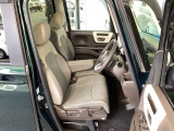 フロント広々、ベンチシートの運転席は、ハイトアジャスターが付いているので、快適にドライブができます。ハンドルはチルトステアリングで、ハンドル位置を上下に調節できます。