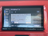 画面にはデジタルTVの項目と操作メニューが表示され、表示内容を見ながら機能を選べます。音楽ソースの切り替え項目もまとまり、日常の移動中に使いたい機能を確認しやすい画面です。
