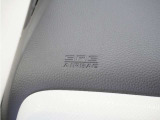 ◆助手席エアバッグ◆SRSエアバッグは、シートベルトだけでは防ぎきれない衝突時の衝撃から乗員を守るための安全装置。衝突時に瞬時に膨らみ、頭部や胸部がダッシュボードに直接衝突するのを防ぎます。