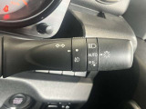 車外の明るさに応じでライトを点灯、消灯してくれるオートライト機能です☆お天気の良い昼間のトンネル走行などオートにしてると便利で安心です☆エンジン停止時にライトの消し忘れも無くなります☆