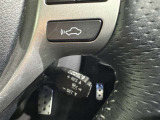 クルーズコントロール機能が付いています。 速度を設定するとアクセルを踏まなくても一定の速度で走ることができます。  高速道路ではとても便利な装置なんです。